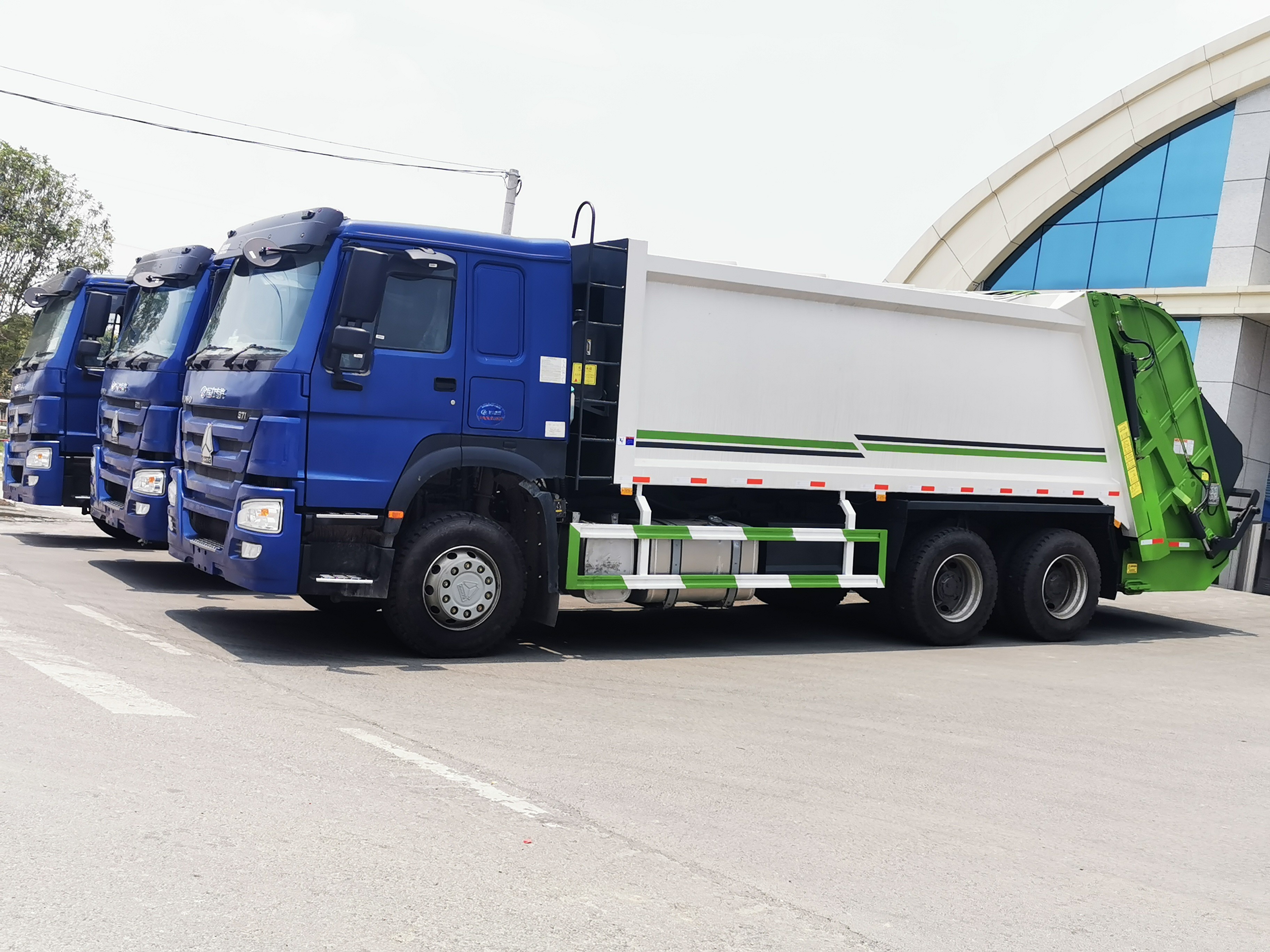 Garbage compactor truck
