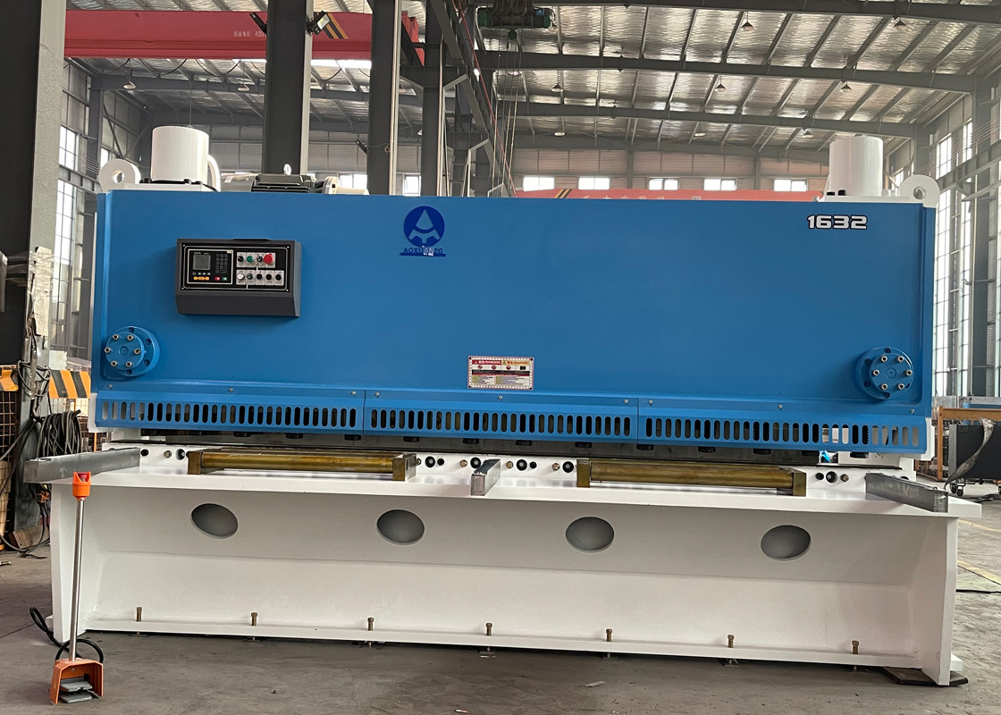 Efficient Hydraulic Guillotine Shearing Machine 3200mm Cutting Length E21S Controller