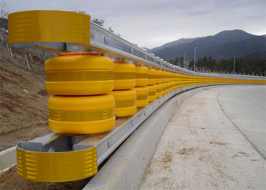 Highway Rotating Guardrail For Speed Sharp Turns Customized And Red Cliff Protection