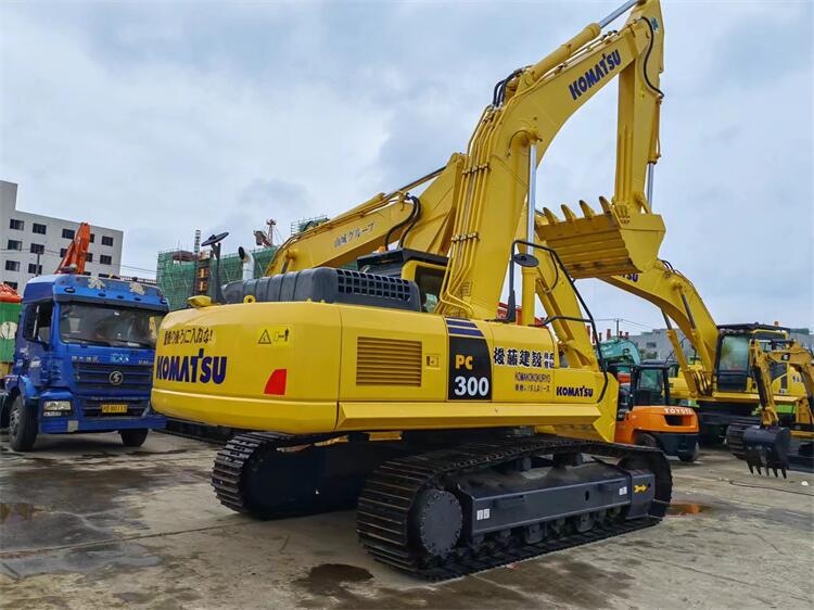 Japan Good Health Original Komatsu PC300-7 PC300 Excavator with 184KW Hydraulic Valve
