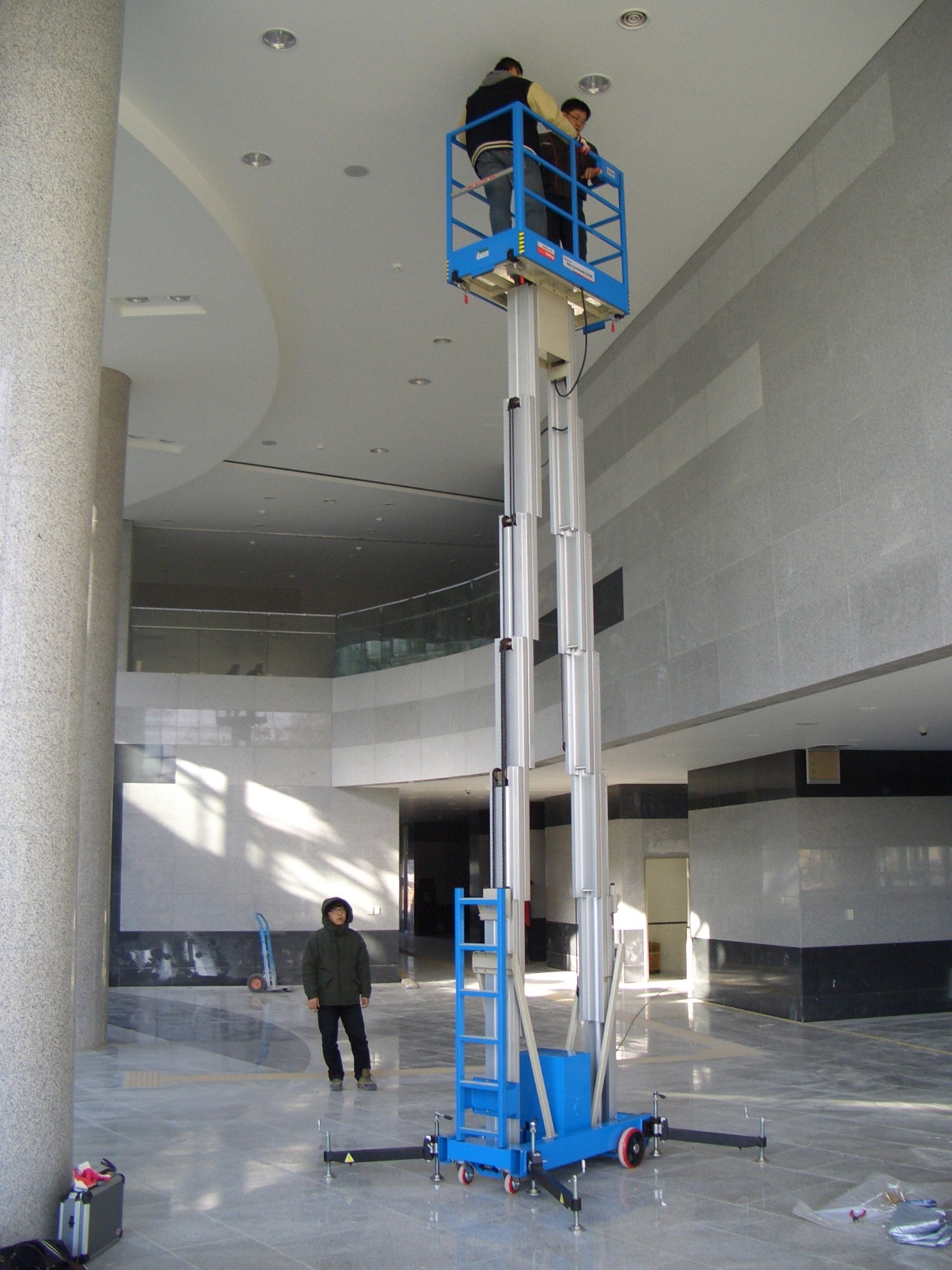 14 Meter Aluminum Alloy Aerial Work Platform Blue Color For Window Cleaning