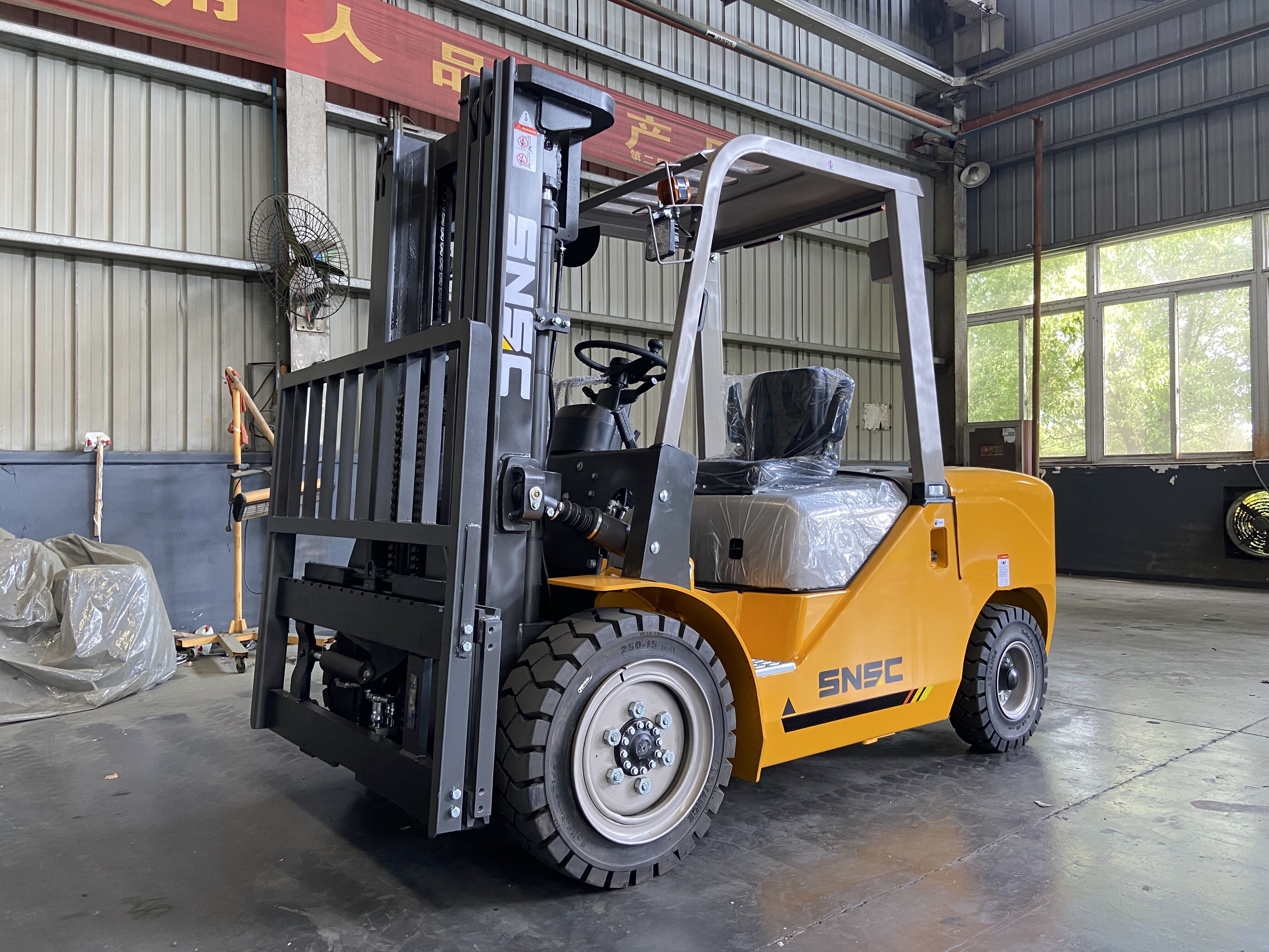 1150mm Fork Length 4 Ton 4-Wheel Telehandler Forklifts for Off Road and Rough Terrain