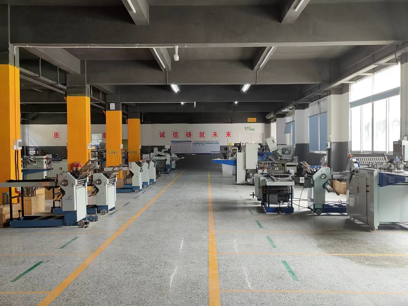 Width 320 Vertical Stacker Machine 220V 250W For Pharmaceutical Outsert Leaflet
