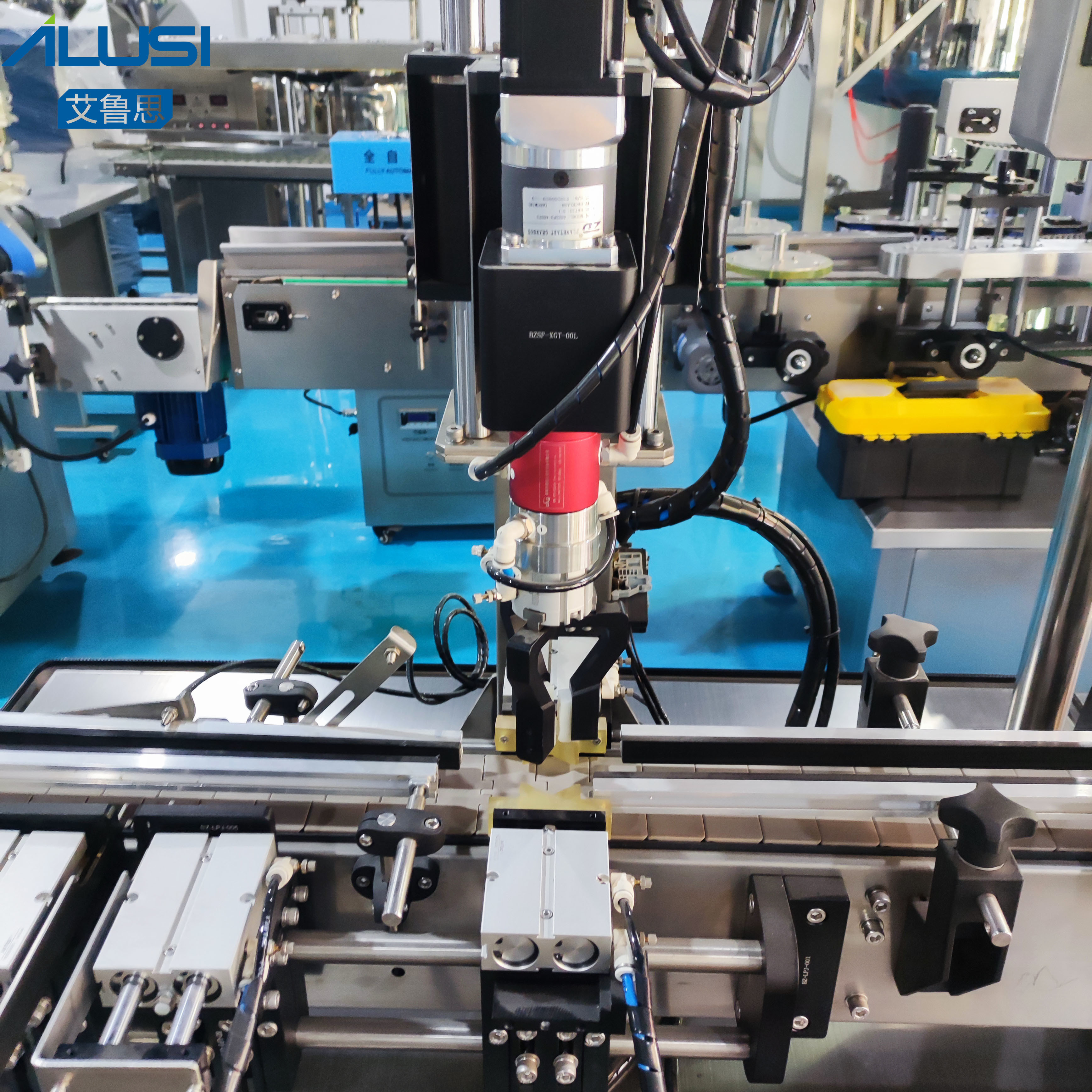PLC Control Automatic Screw Capping Machine For Glass Bottles With Metal Caps