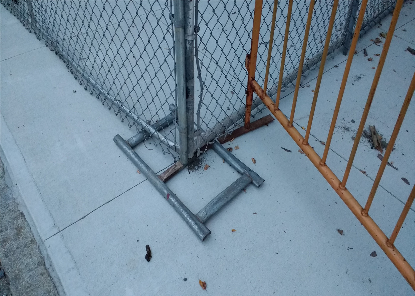 8'x10' constuction chain link mesh 2¼"x2¼"(57mmx57mm) diameter 11.5ga/2.75mm cross brace HDG 275 gram tubing 1¼"32mm