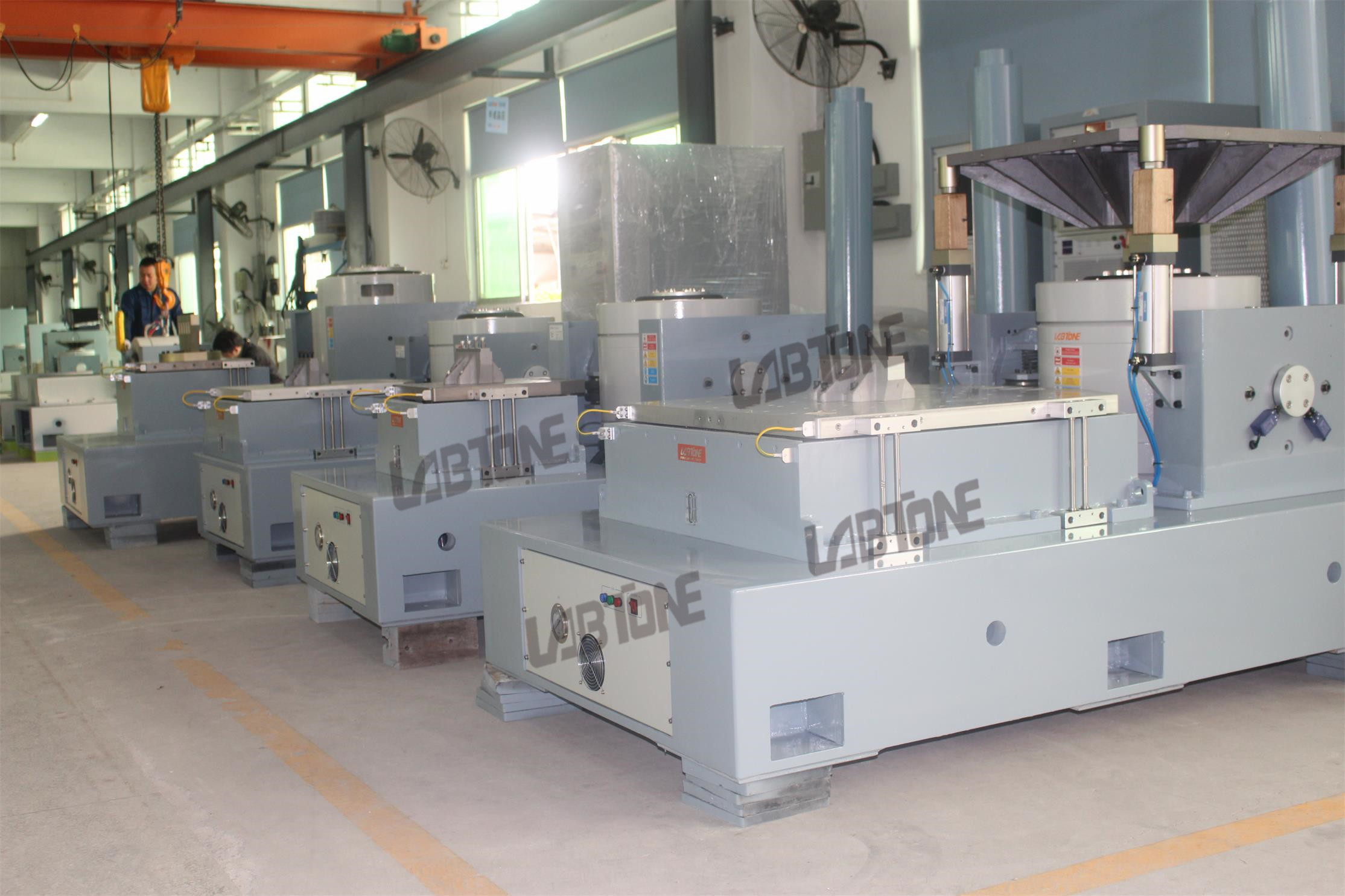 Auto Parts Vibration Test Machine , Battery Vibration Testing Equipment 1 - 300Hz