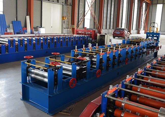Length 8-11m Purlin Roll Forming Machine Chain Size 1.5-2 Inch With 7 Shafts Flating Device