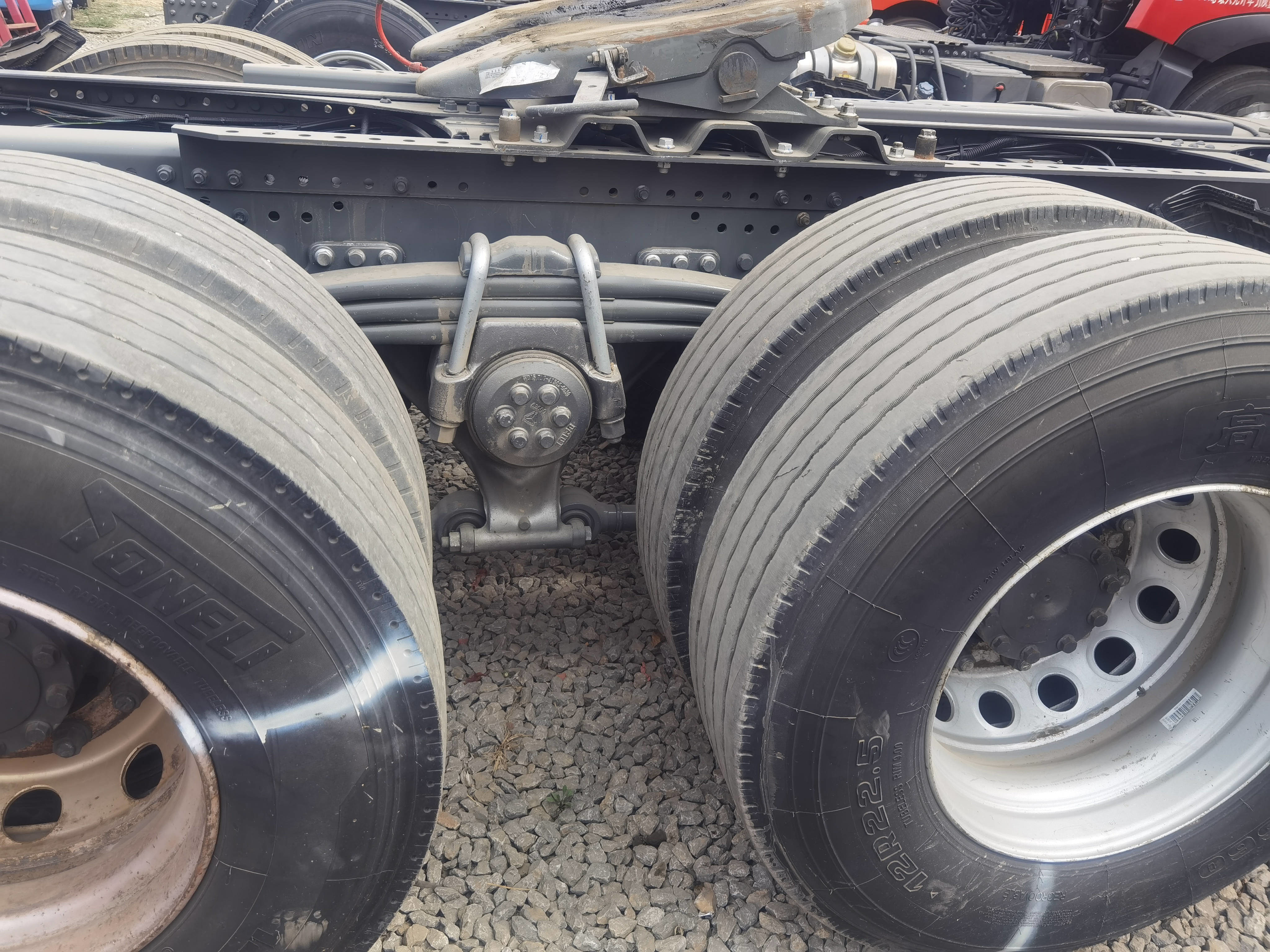 Sino Tractor Truck Head Red Color 6×4 Drive Mode Leaf Spring One Row With Sleeper LHD