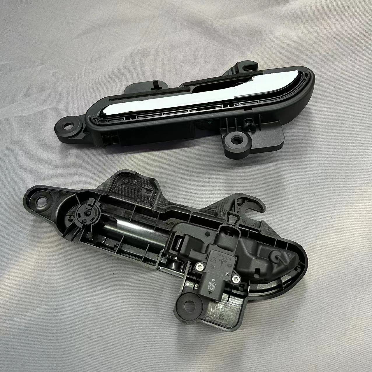 Tesla Model 2019- Front Door Handle 1528115-00-B / 1528114-00-B This Car Part