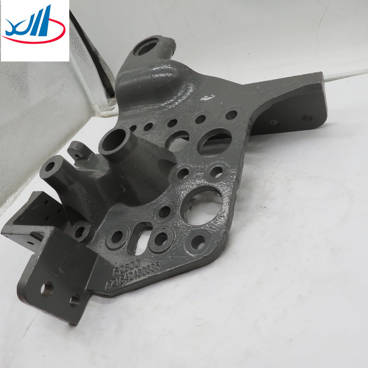 AZ1642430335 Dongfeng Auto Parts Left Front Flip Bracket Cabin Bracket