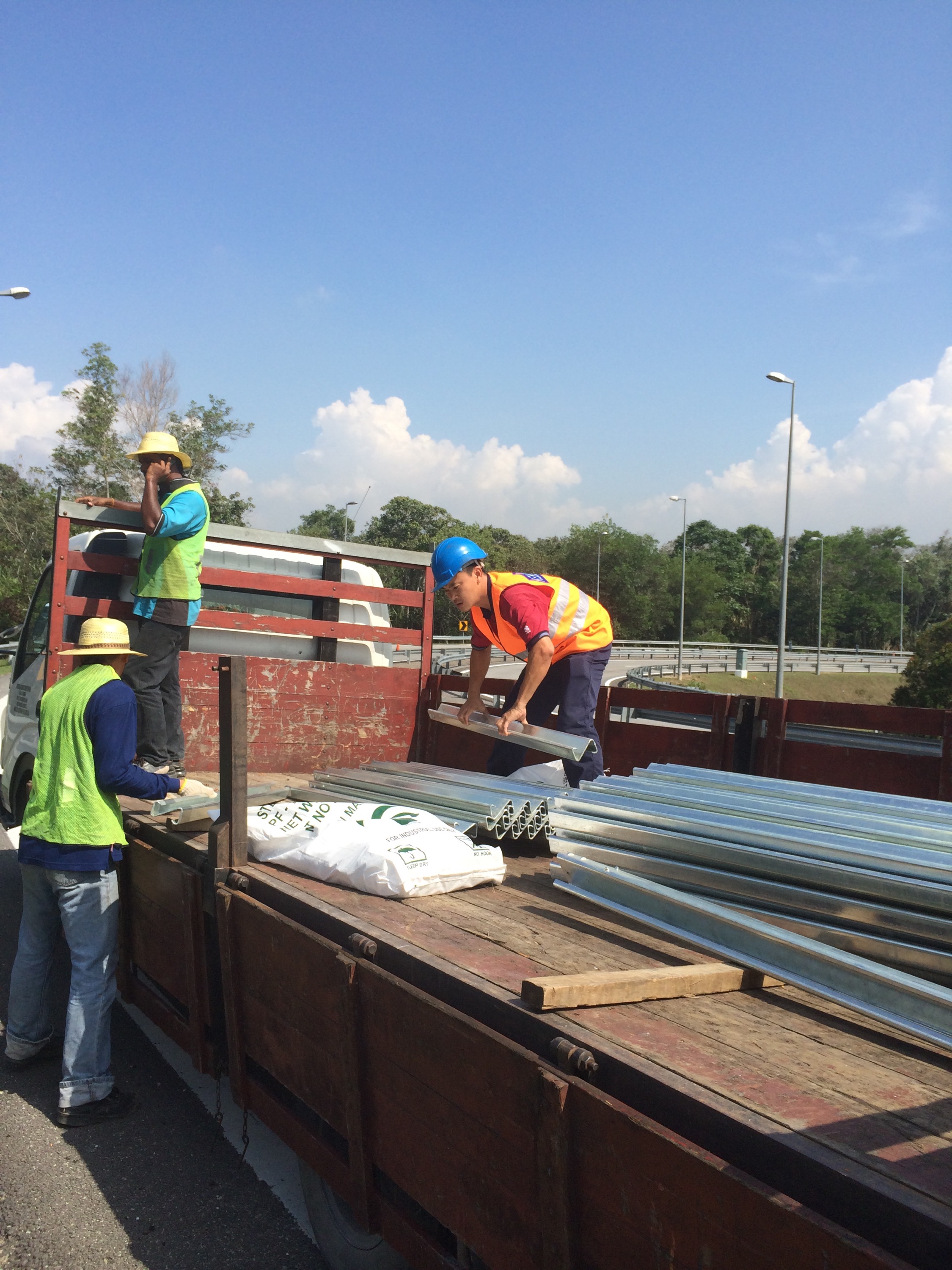 Road Safety Barrier with Q235 Q345 Steel Material and AASHTO M-180 Standard