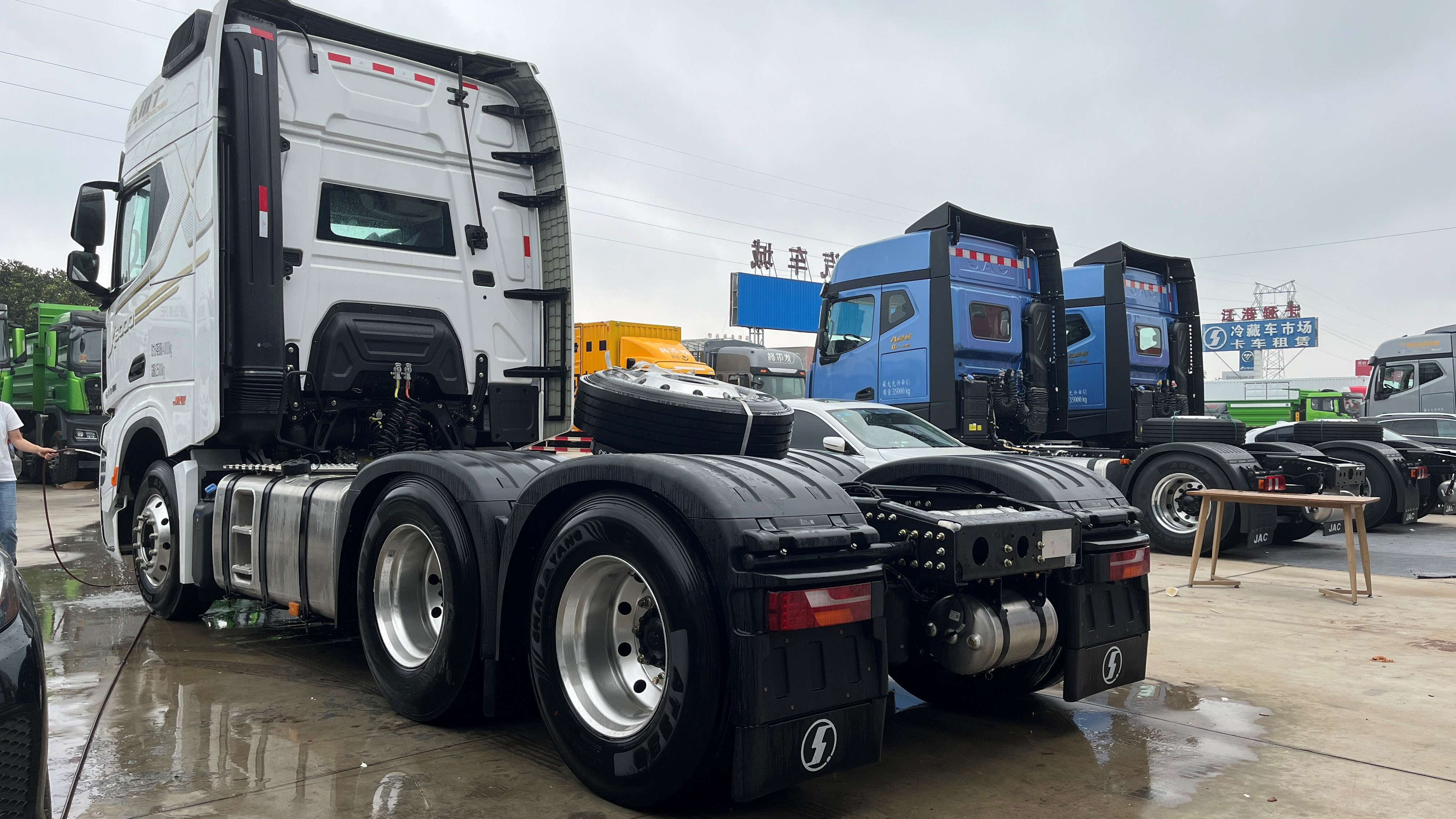 4x2 Shacman Head 540 Hp Trailer 6x4 450hp Tractor Trucks With Powerful Performance