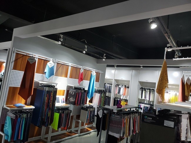 70gsm Calendering 100 Woven Polyester Fabric Lamination Printed For Jackets