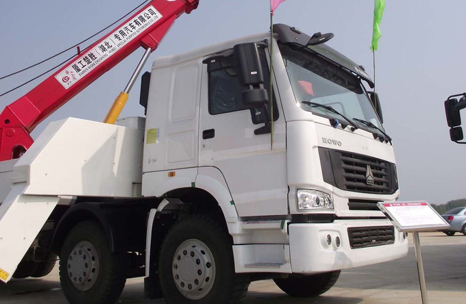 Tow Truck Chinese Brand Sinotruck Howo 8*4 One - To - One Tow Truck 6-12 Tons Euro 3 Emission