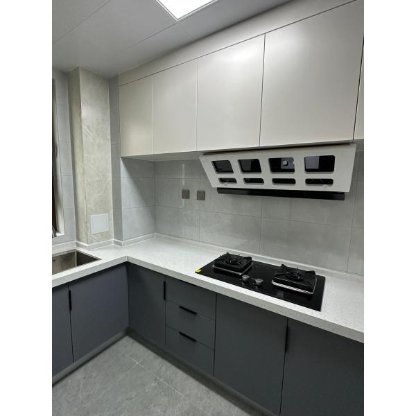 Modern Kitchen Cabinet with Premium Fittings and Custom Materials