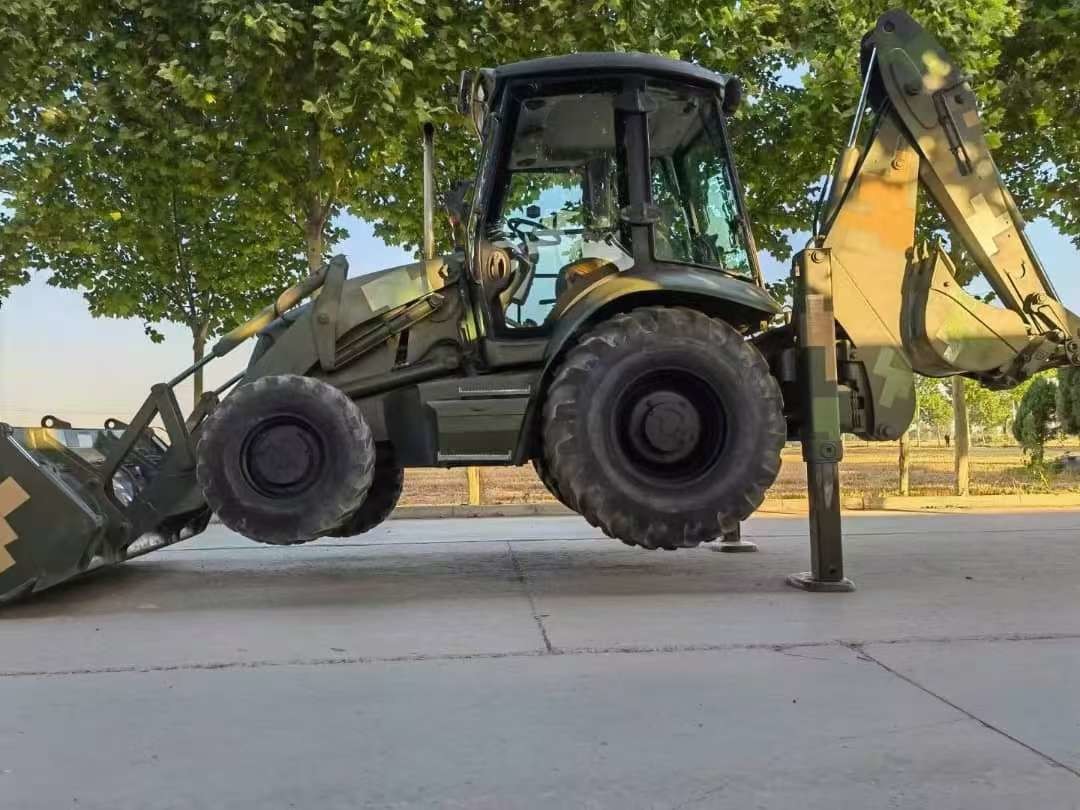 Efficient And Multifunctional JCB 3CX Backhoe Loader From The UK