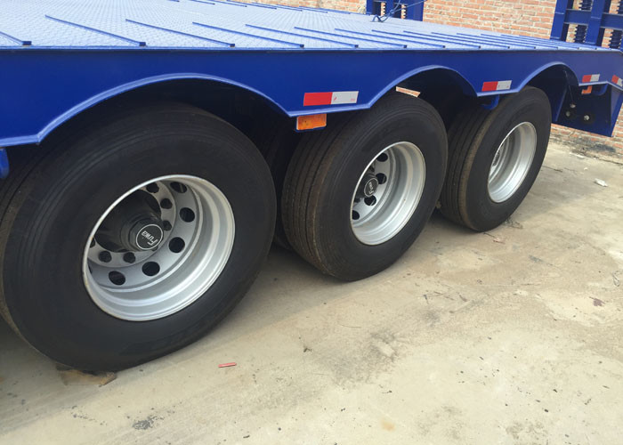 Low Bed Semi Truck Trailer 3 Axles 80T Loading Construction Machine / Heavy Equipment