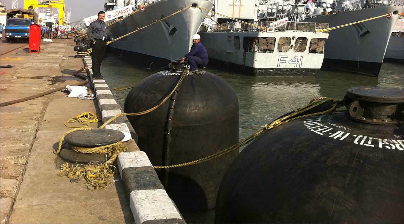 ISO Standard Submarine Fenders For Protect The Ship