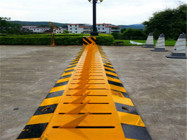 Retractable IP67 Q235 / A3 Steel Tire Killer With Painting 3m - 6m