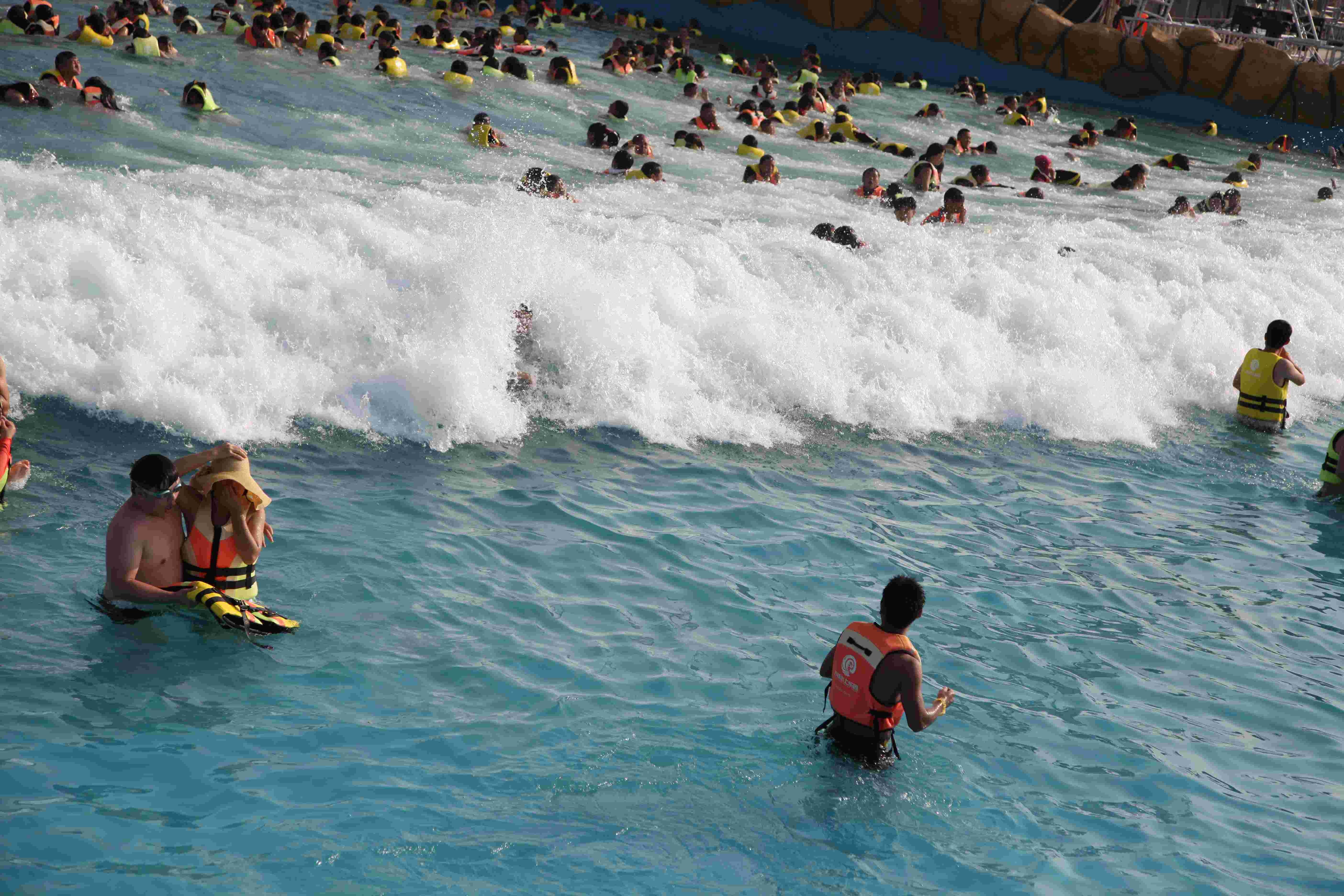 Fashional Fiberglass Water Parks With Wave Pools Popular Cool / Water Slide