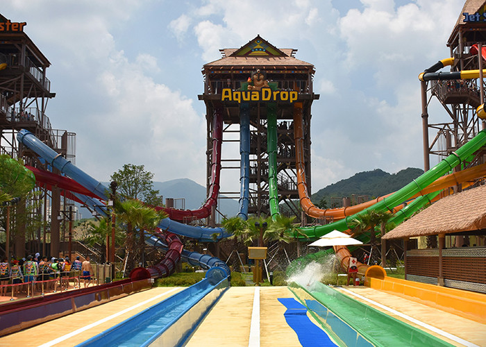Customized Size Pipe Water Slide Water Park Playground Equipment Corrosion Resistance