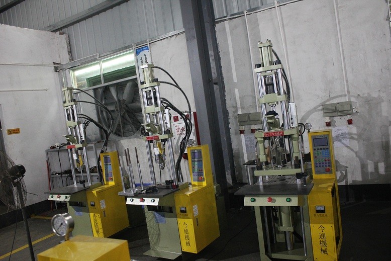 40T Hydraulic Plastic Injection Molding Machine Vertical With 340mm Distance Between Tie Bars