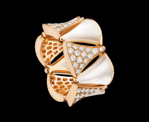 DIVAS’ DREAM ring in 18 kt pink gold with mother of pearl and pavé diamonds. Ref. AN856775
