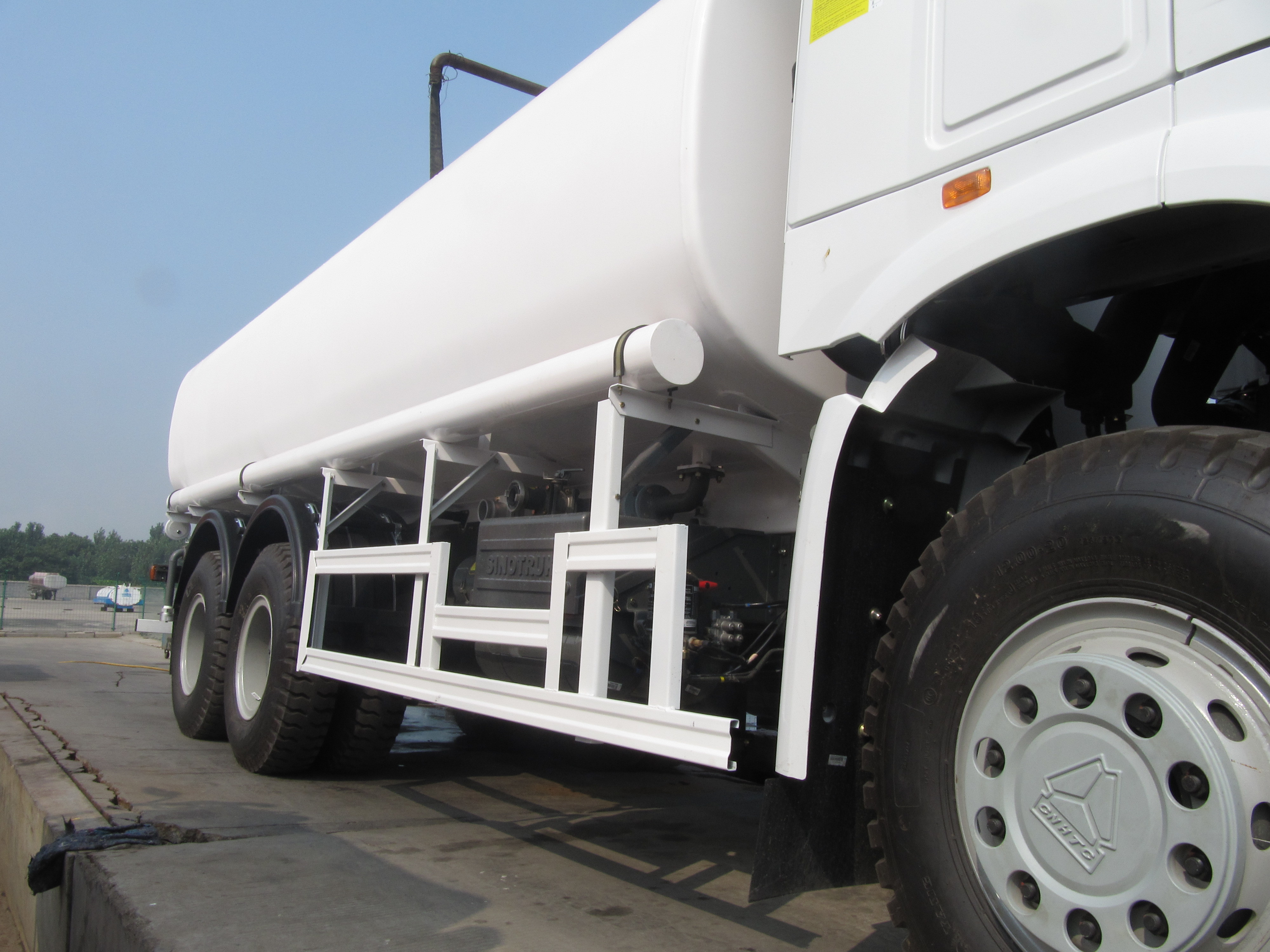4x2 8000 Liters Capacity 3.856L Engine Liquid Tanker Truck Steering Wheel White Color