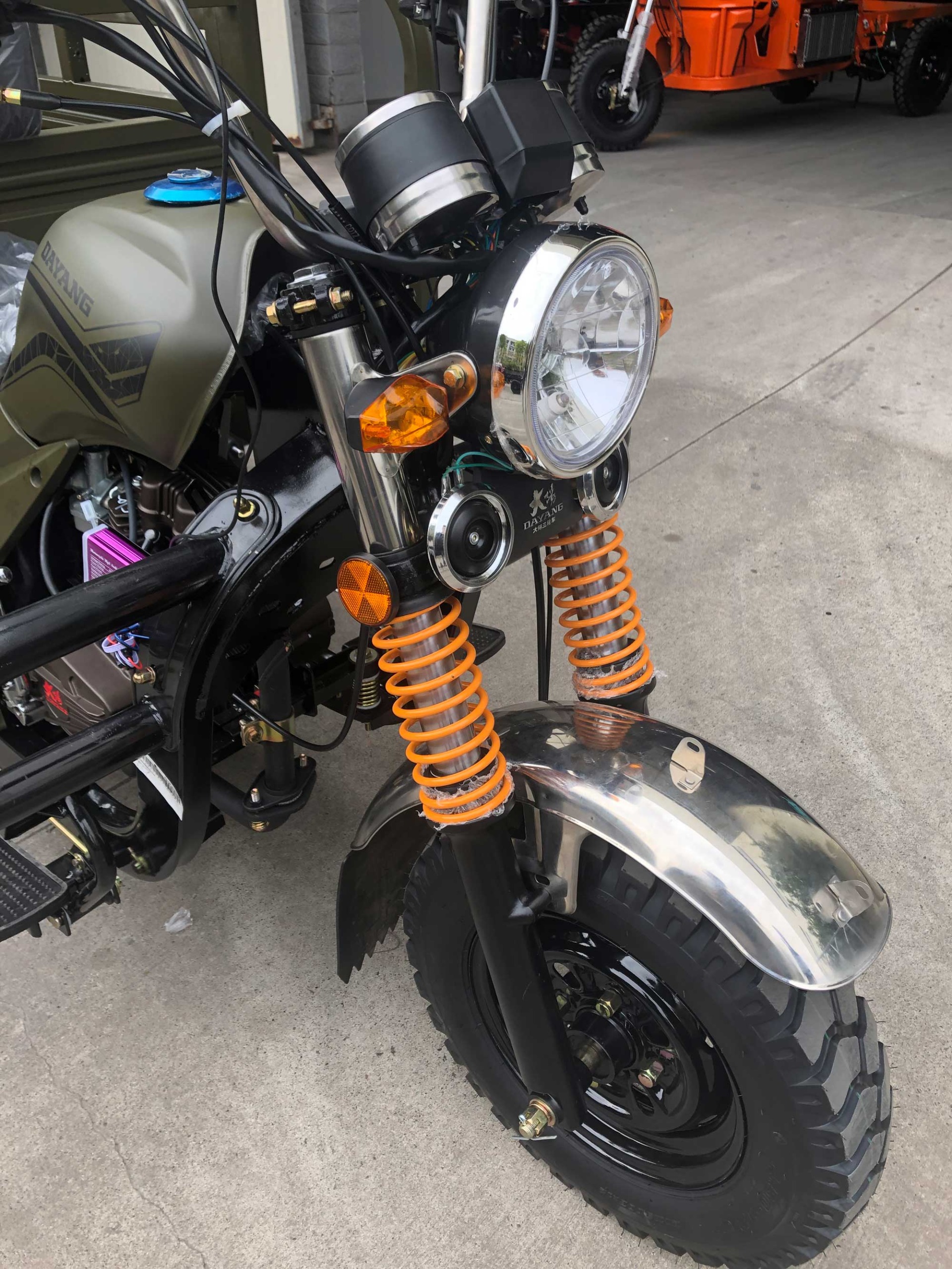 Three Wheel Motorcycle Scooter Trike Petrol Type Motorcycle 1000W Motor for 1 Passenger