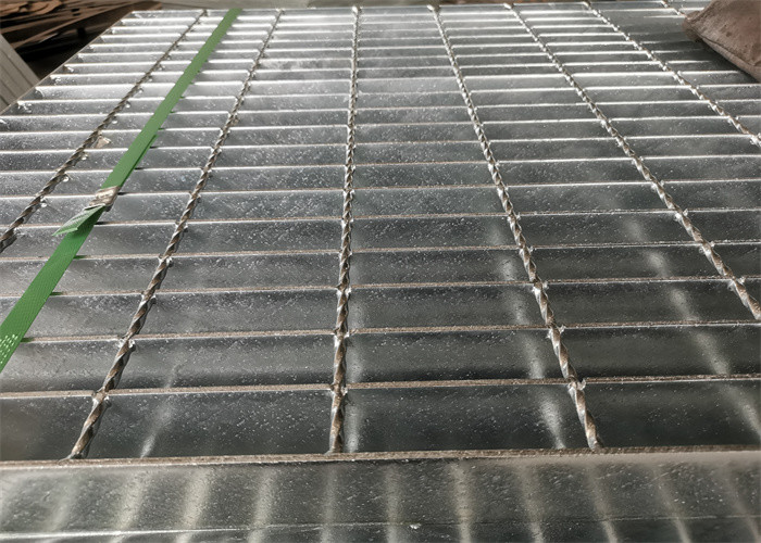 Flat Type 76mm Galvanised Steel Grid Heat Dissipation Stair Grating NAAMM Standard