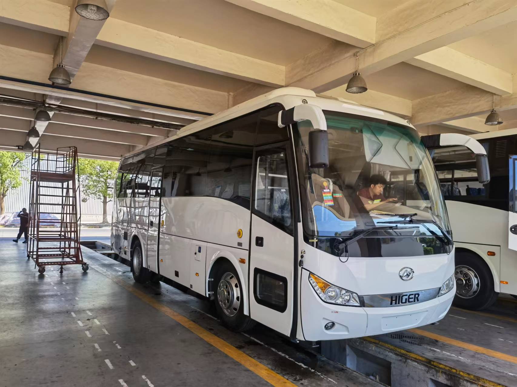Customer's Requirement 2022 Manual Transmission Luxury Coach Bus with 32 Seats and Tables