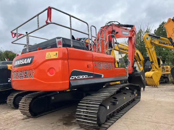 Medium size korea doosan used 30ton construction machinery doosan DX300LC