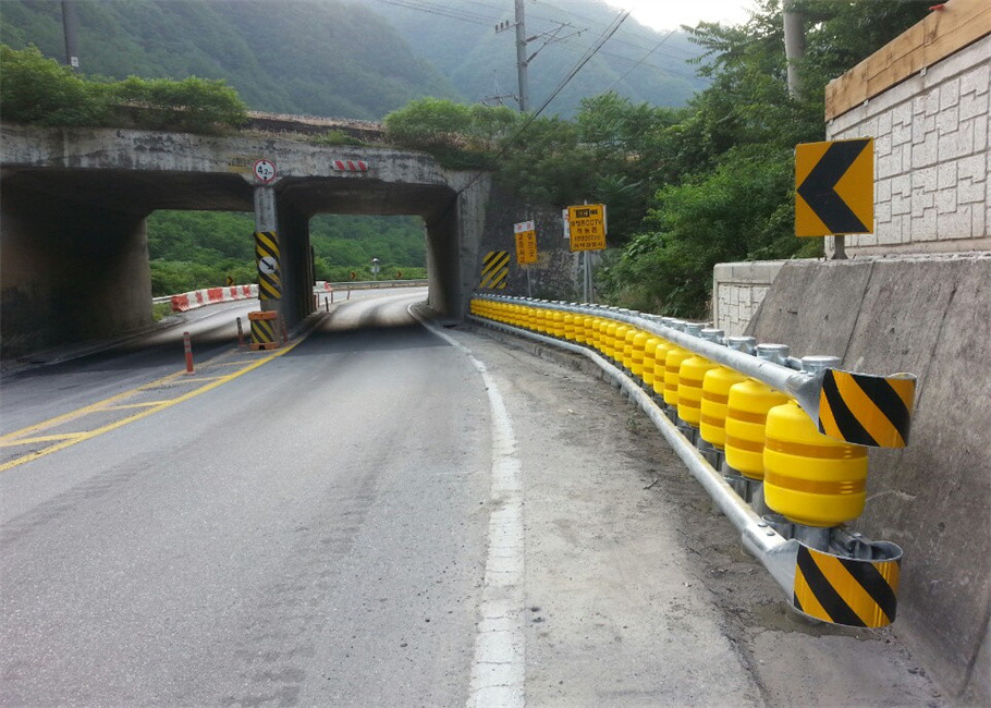 EVA Plastic Traffic Curve Bend Road Safety Roller Barrier Highway Rotating Drum Barrel
