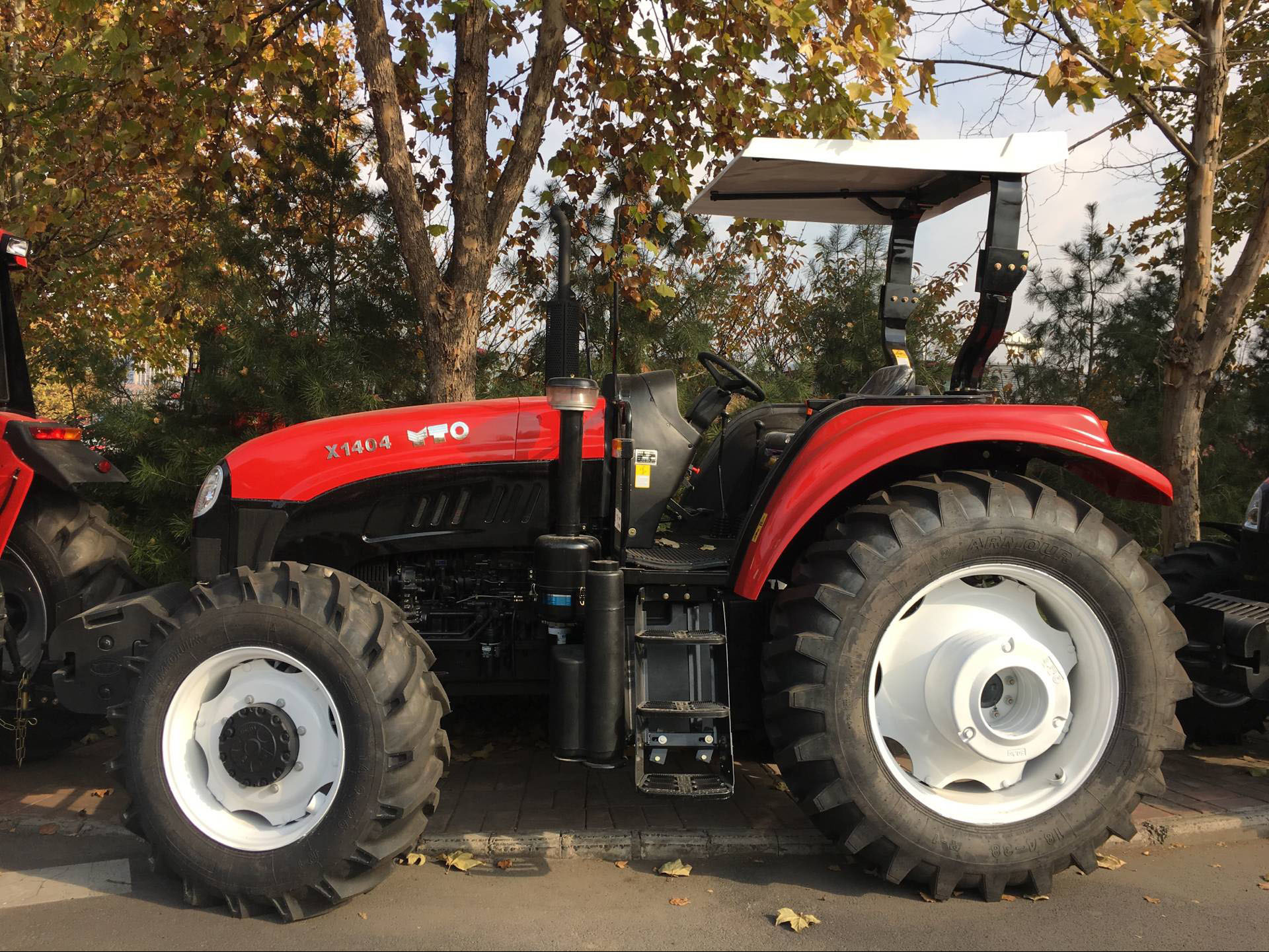 130hp Four Wheel Drive Tractor , 2300r/Min Wheel Horse Lawn Tractor