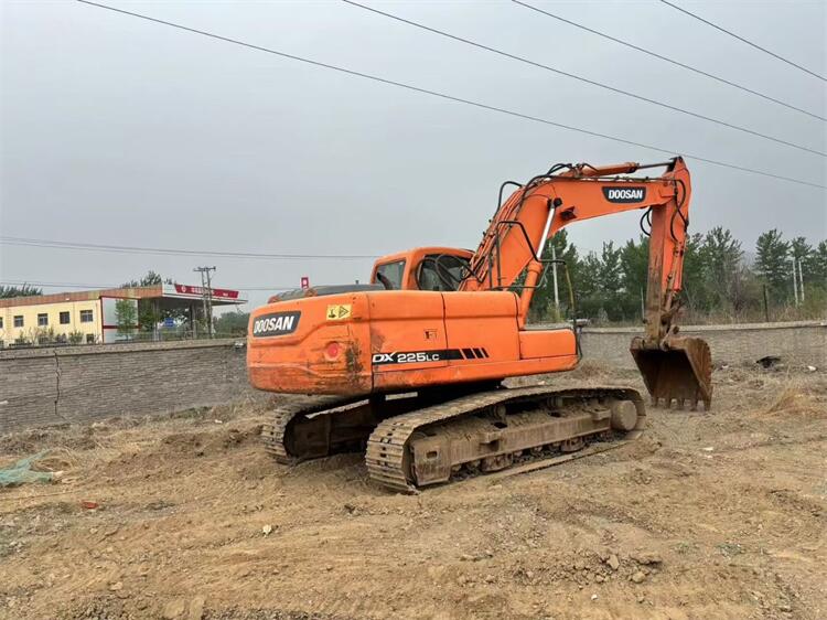 Korea Made Doosan DX225 Crawler Excavator with 1.05m3 Bucket Capacity and 115KW Power