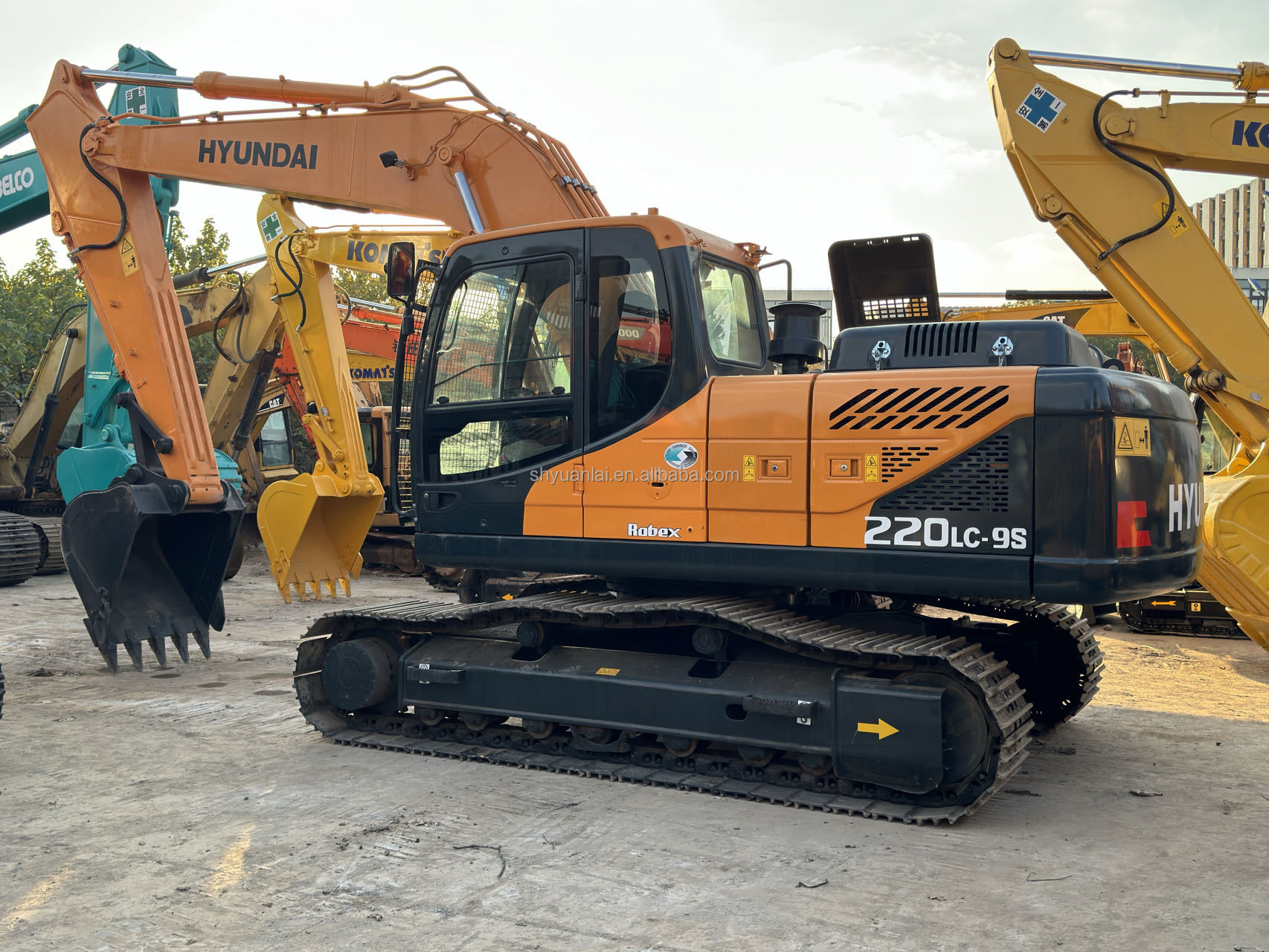 Selling 90% of new and second-hand Hyundai 220 excavators, old excavators, and old hook machines at a low price