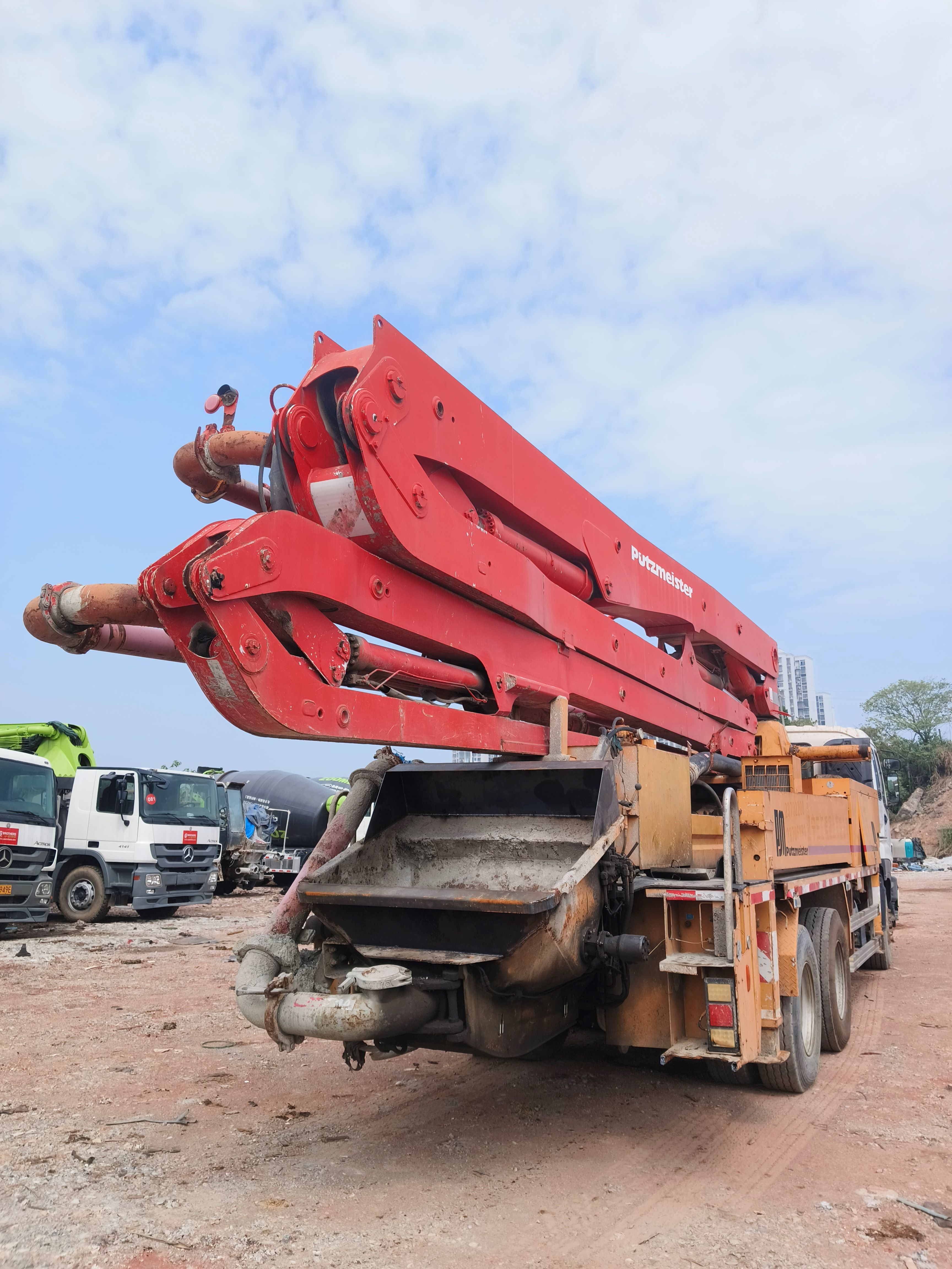 Red and Yellow Used Putzmeister Concrete Pump 38 Meters with Cylinder Type Structure