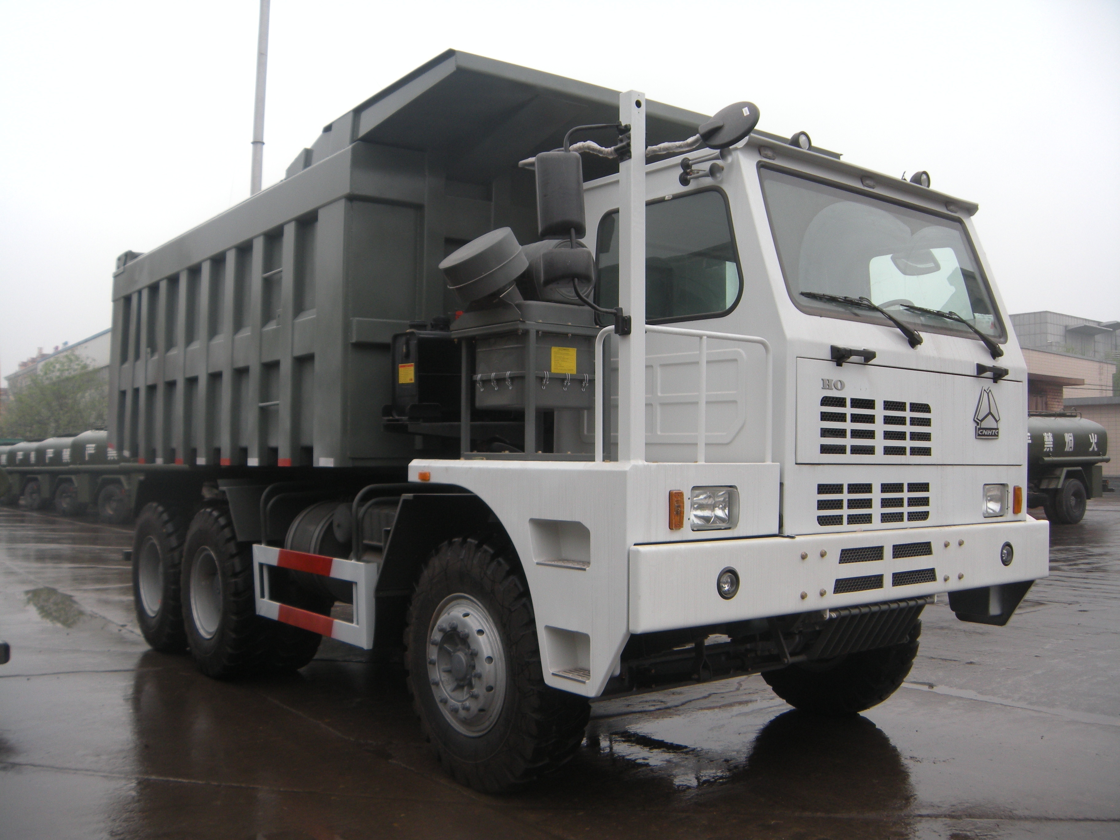 HOWO 70 Ton Strong Horsepower 6x4 Mining Heavy Duty Dump Truck for Transportation