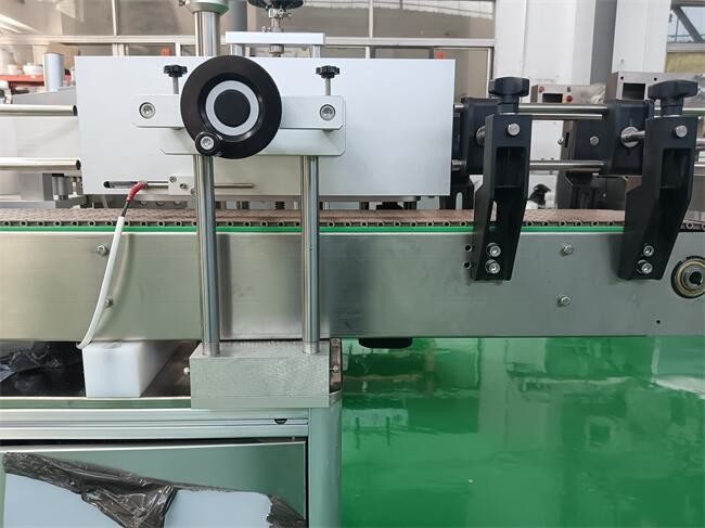 PLC Control System Automatic Flat Labeling Machine for 300-500 Bottles/min Labeling