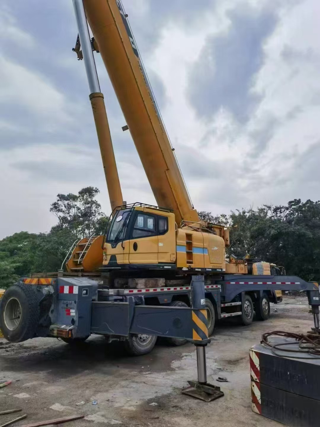 Used XCMG Mobile Truck Crane 130 Tons For Construction Company Inventory Direct Sale