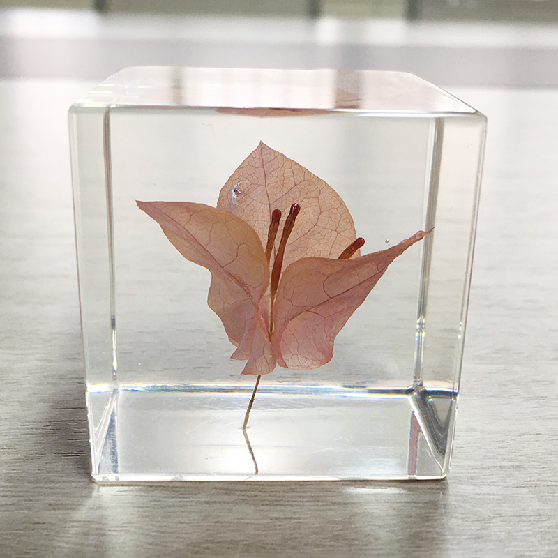 transparent cubic shaped resin paper weight with real dry flowers for home and office decor
