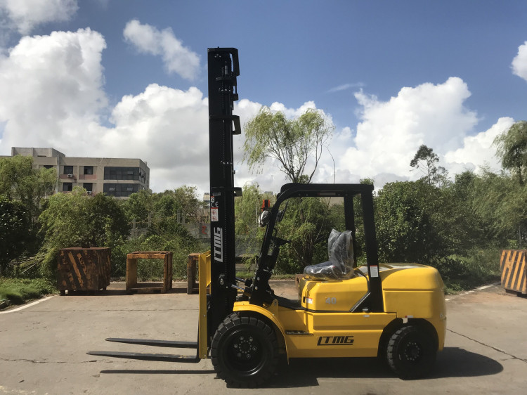 4 Tonne Four Wheel Drive Forklift , Double Mast Forklift With Fork Positoner