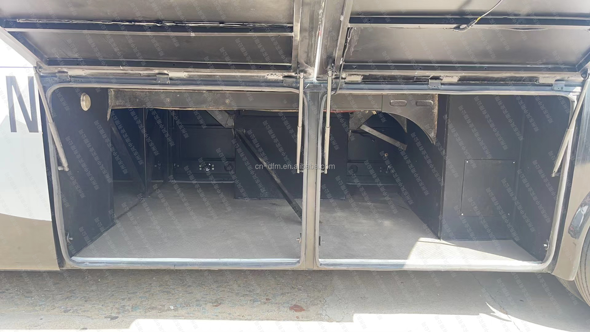 Highly Refurbished Customized Coach Bus 60 Seats Used Buses with 8.424L Displacement