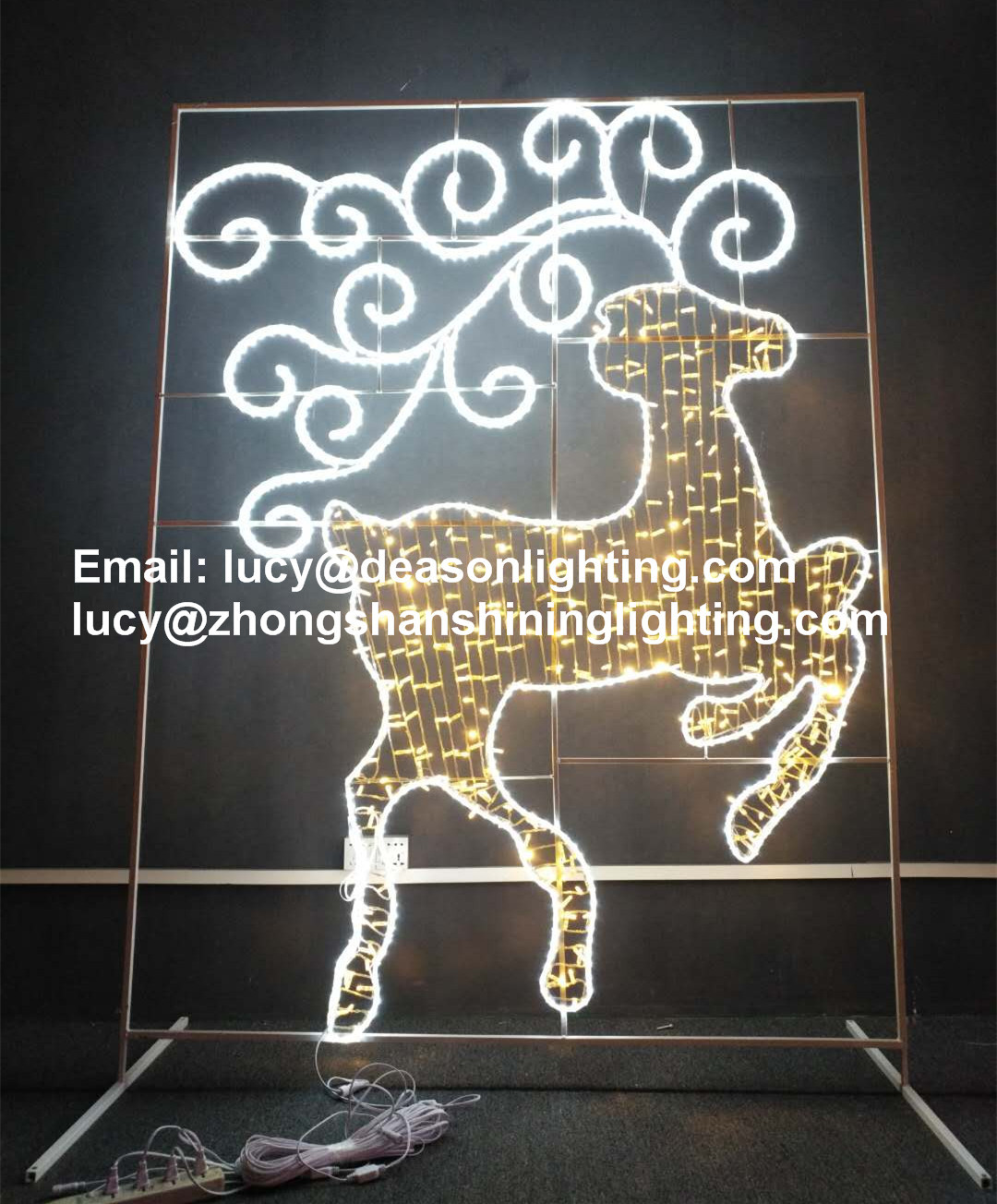 outdoor lighted christmas reindeer