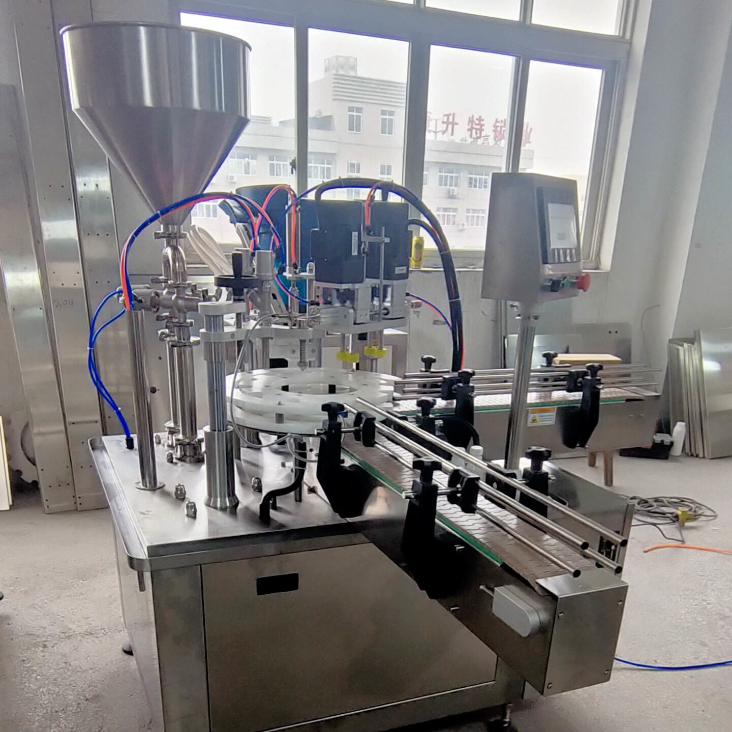 High Efficiency Filling And Precise Capping Automatic Duck Bill Cap Filling And Spinning Machine