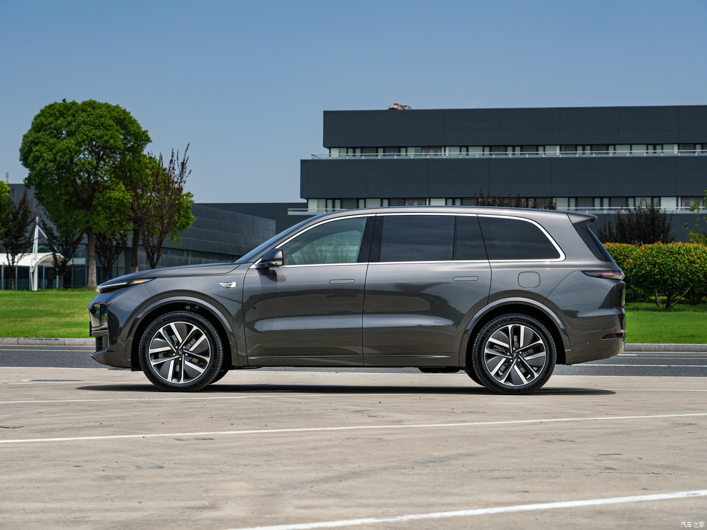 449ps Electric Motor Powers 2024 Max SUV by Li Auto Large Space Luxury Hybrid Lixiang L9 with 5218*1998*1800 Dimensions
