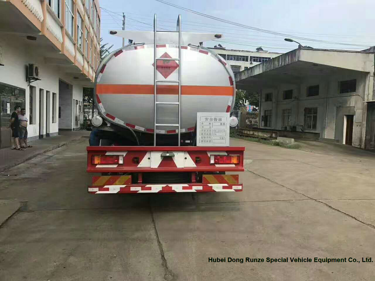 KINLAND Mobile Refueling Oil Tanker Truck , 3 Ton Gasoline Delivery Truck