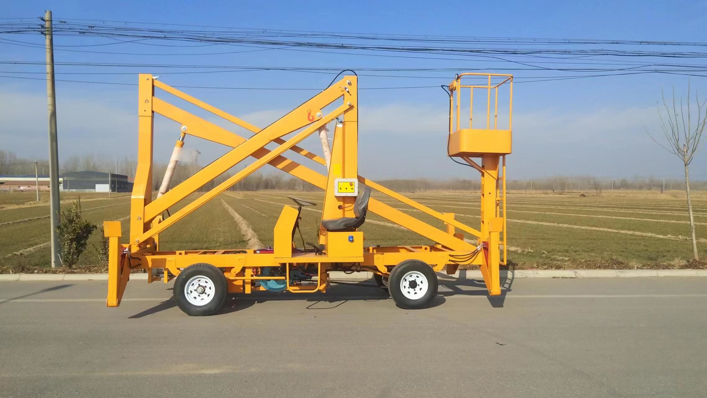 Work Platform Trailer Mounted Boom Lift , 15m 200kgs Automatic Mobile Towable Boom Lift