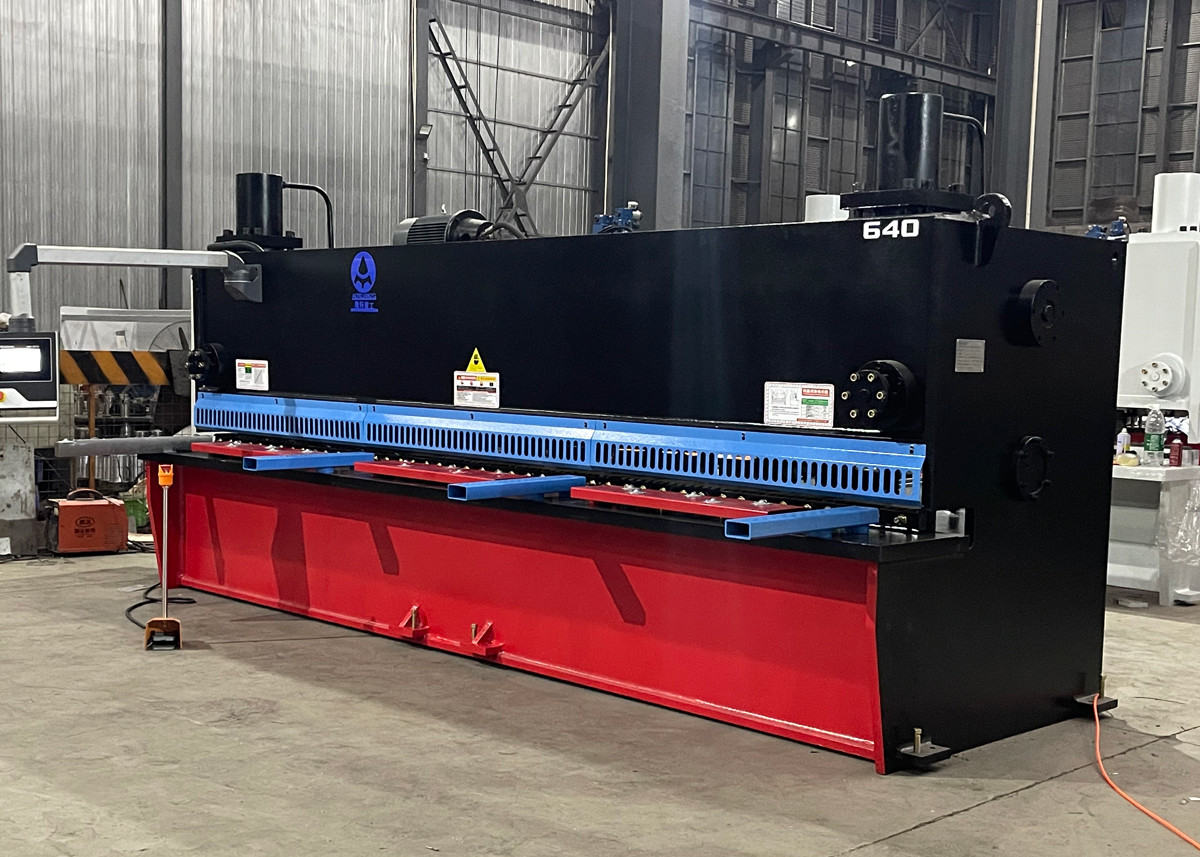 QC12K-6*4000 Precision Hydraulic Guillotine Shearing Machine And 1-2° Shearing Angle