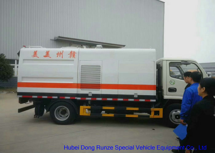 Truck Mounted Road Guardrail Sweeper For Road Fence Cleaning With Brushes 1000L Water